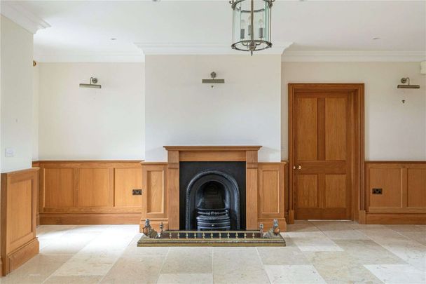 An immaculate six bedroom house with swimming pool at the heart of the Barbury Castle Estate - Photo 1