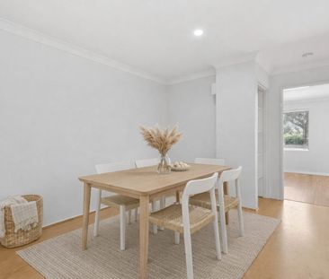 Sunlit and minutes from the beach - Photo 2