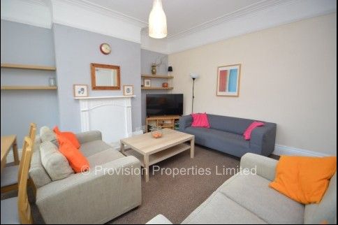 8 Bedroom near Leeds University - Photo 1