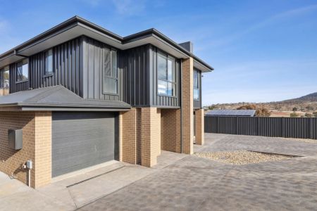 Spacious 5-Bedroom Furnished Home in the Heart of Jindabyne - Photo 3