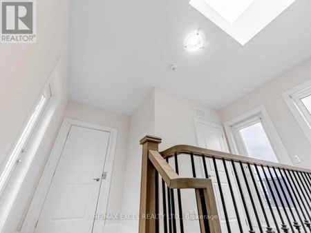 889 CLARK AVENUE W - Photo 3