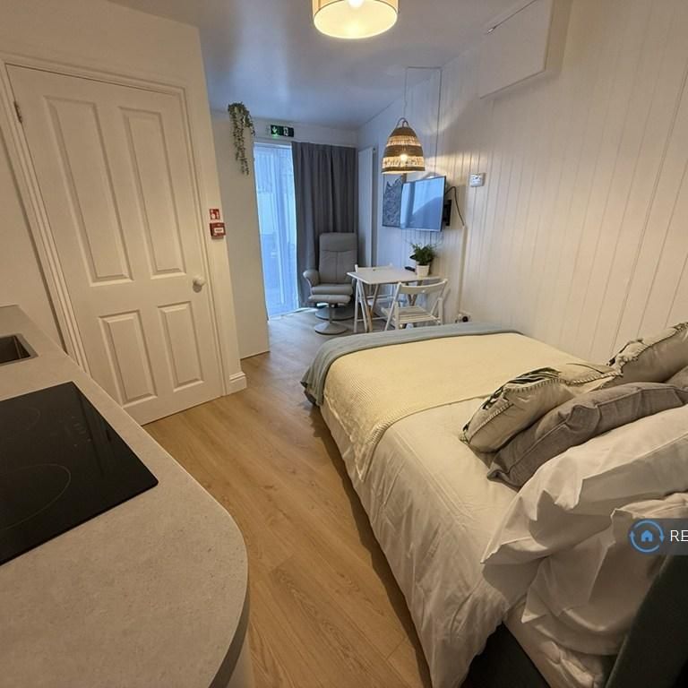 Studio to rent - Photo 1