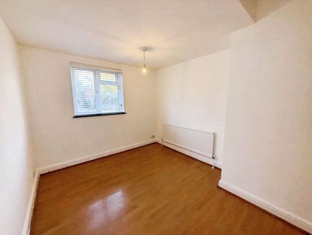 York Road, Woking, Surrey, GU22 7XS - Photo 3