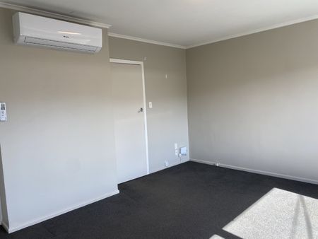 Double glazed 2 Bedroom in Silverstream - Rent lowered!! - Photo 2