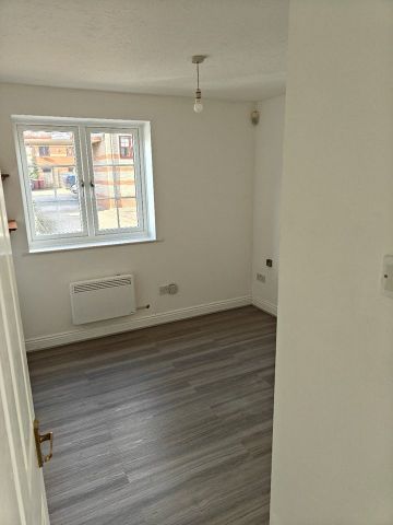 1 Bed Flat, Waterside Gardens, RG1 - Photo 2