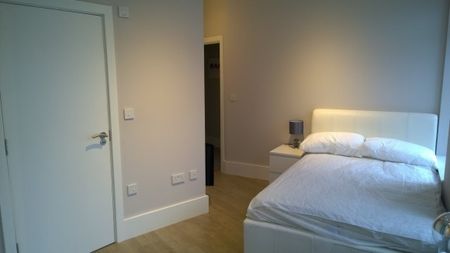 Modern and stylish 2 bedroom apartment available immediately - Photo 4