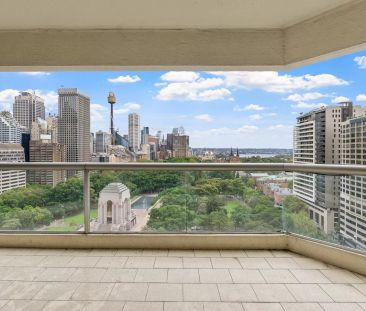 NORTH FACING HYDE PARK APARTMENT WITH HARBOUR VIEWS - Photo 1