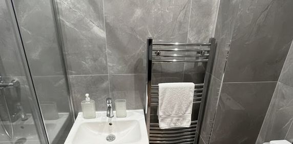 2 Bed Flat, Upper Tooting Road, SW17 - Photo 2