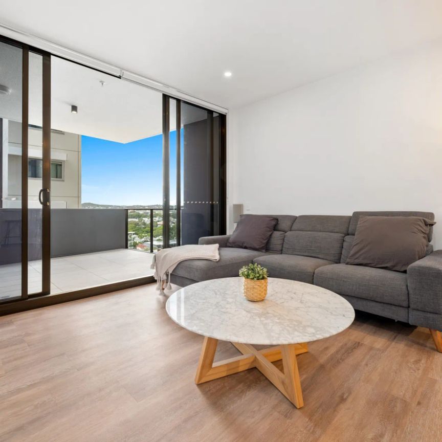 Stylish 2-Bedroom Apartment with Stunning Gabba & City Views at Silk One - Photo 1