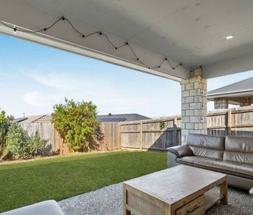 Modern Four Bedroom Family Home with Additional Lounge Area - Photo 1