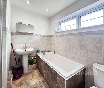 Woburn Avenue, Farnborough, GU14 - Photo 6