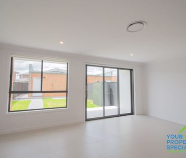 Spacious 3 Bedroom Terrace Home with Solar panels - Photo 1