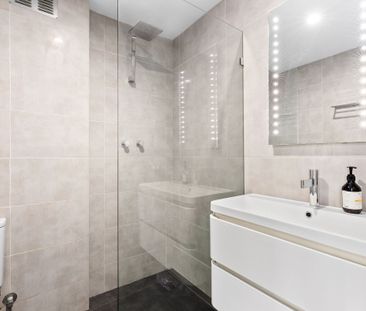 Stunningly Smart Renovated Party Furnished Studio -6 month lease only - Photo 6