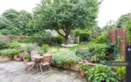 3 bedroom semi-detached house to rent - Photo 5