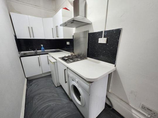 1 bedroom in a flat share to rent - Photo 1