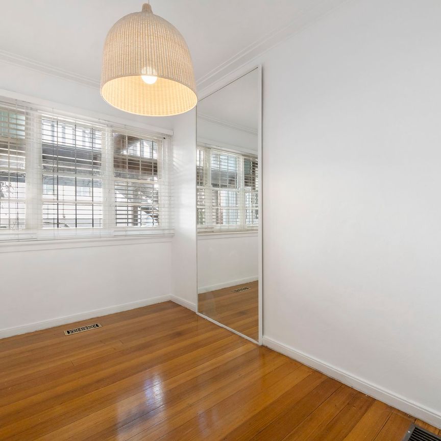 2/4 Clowes Street, South Yarra. - Photo 1