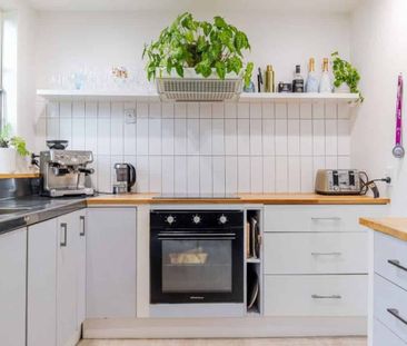 Spacious four bedroom home in a prime location - Photo 4