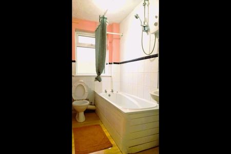 1 Bed Flat, Carlton Court, M25 - Photo 2