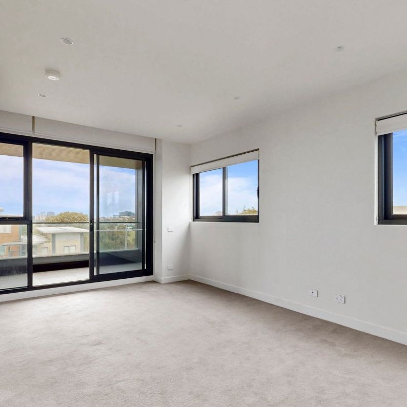 Modern Two-Bedroom Apartment with Private Balcony & Prime Location - Photo 1