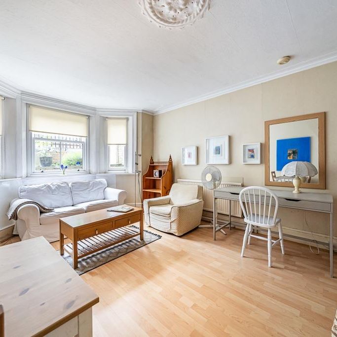 Studio to rent - Photo 1