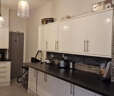 6 bedroom end of terrace house to rent - Photo 4