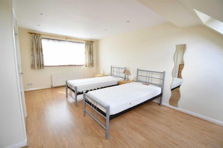 4 bedroom semi-detached house to rent - Photo 3