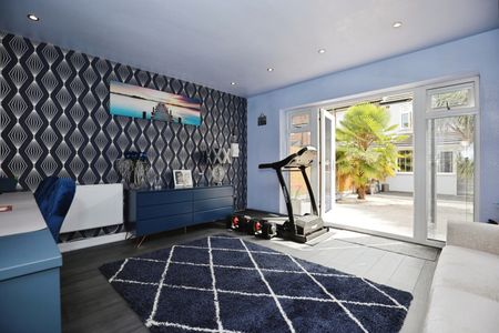 3 Bed Terraced House, The Martyrs Close, CV3 - Photo 3