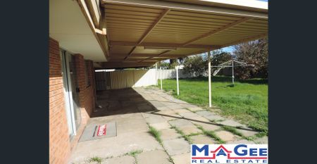 *** NEAR BUS, SHOPS, SCHOOL *** IDEAL FAMILY HOME ***NO CARPETS *** - Photo 5