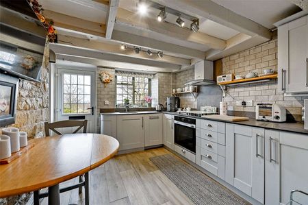 Superb Grade II listed cottage in Bourton-on-the-Hill. - Photo 4