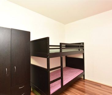 Gorgeous Unfurnished Two Bedroom Apartment in the Heart of Melbourne! - Photo 3