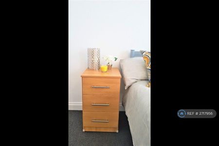 1 bedroom in a house share to rent - Photo 4
