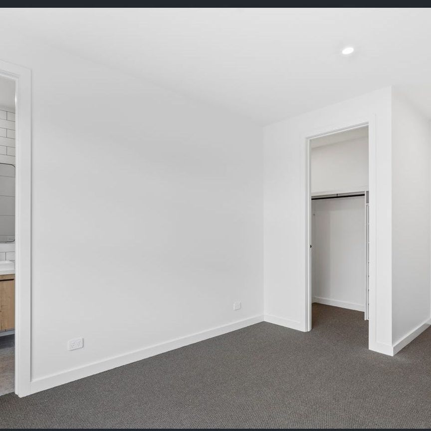 1/33 Allan Street, Kilmore - Photo 1