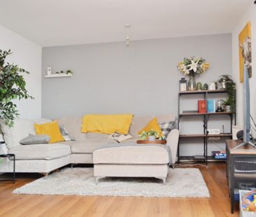 2 bedroom Flat To Let - Photo 2