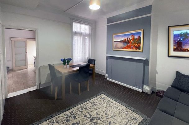 Room in a Shared House, Hatherley Gardens, E6 - Photo 1