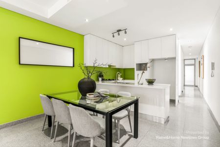 Stylish contemporary terrace in a wide tree-lined cul-de-sac - Photo 3