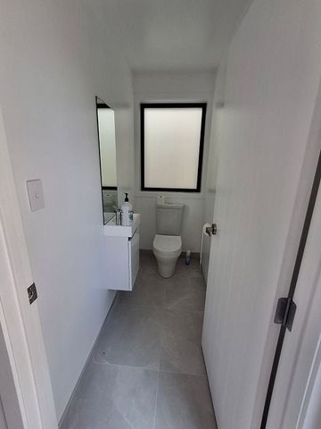 Modern Near-New 3 Bedroom Home - Photo 3