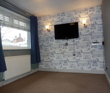 2 bedroom mews to rent - Photo 2