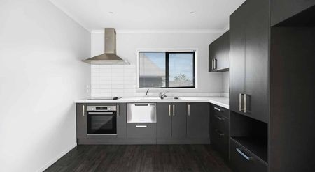 Stunning Two Bedroom in Sought After Hamilton East - Photo 2