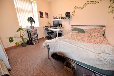 2 bedroom Flat in Low Close Street, Leeds - Photo 2