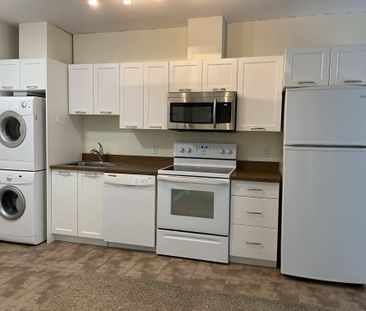 Bright 7th Floor Condo– Steps To U Of C & Brentwood Lrt. - Photo 3