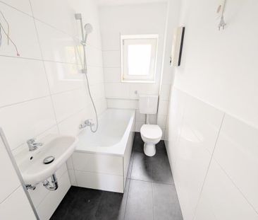 **Einziehen und wohlfühlen! +modernes Tageslichtbad +Laminat +weiße... - Photo 1