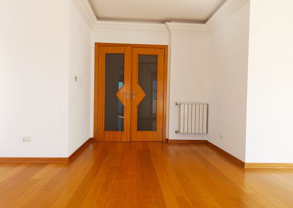 Apartamento T3 com Terraço Privativo para Arrendamento em Nova Queijas