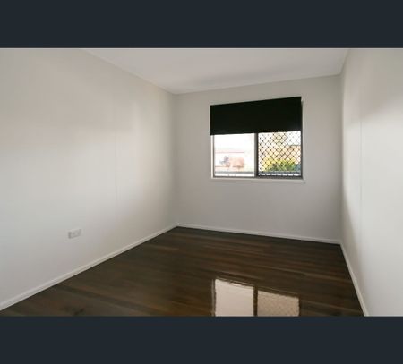 38 Leadale St, Wynnum West, Qld 4178 - Photo 2