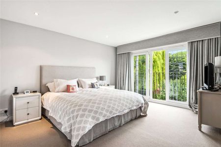 A beautifully presented, incredibly spacious five bedroom family house close to Wandsworth Common. - Photo 4