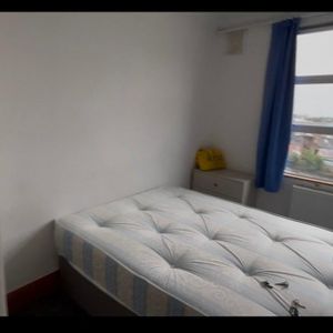 1 bedroom in a flat share to rent - Photo 2