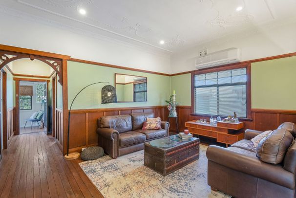 Modern Family home with Pool. - Photo 1