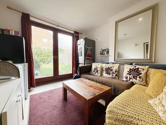 1 bedroom in a house share to rent - Photo 1