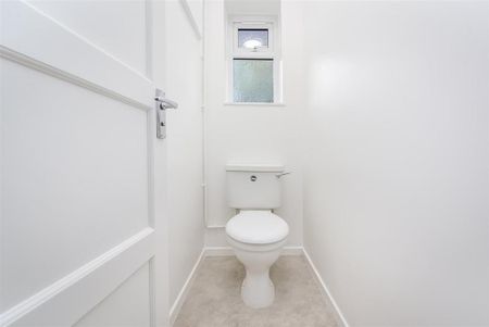 3 bedroom flat to rent - Photo 4