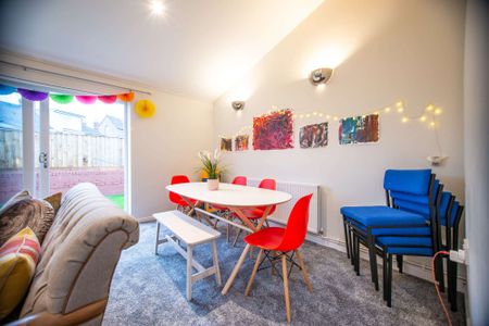 Stylish kitchen and hair/makeup station! - Photo 4