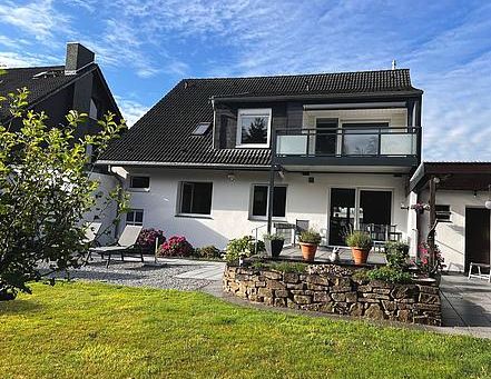 Ihr neues Zuhause zum Wohlfühlen - großzügige Dachgeschosswohnung im Zweifamilienhaus! - Photo 1